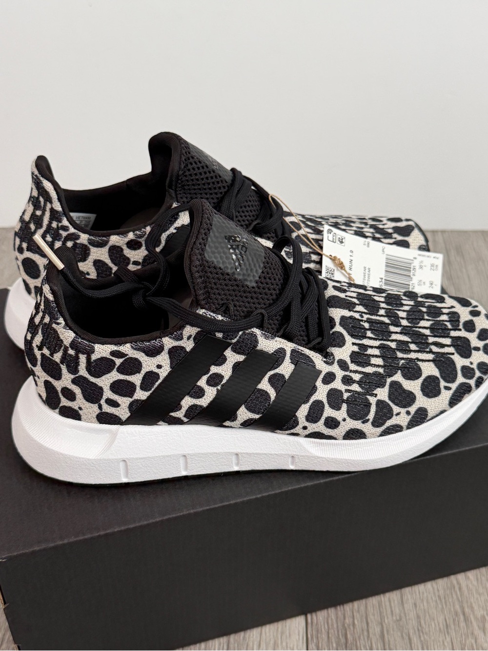 Adidas Women’s Swift Run Sneakers NWT Size 7 - Picture 6 of 8